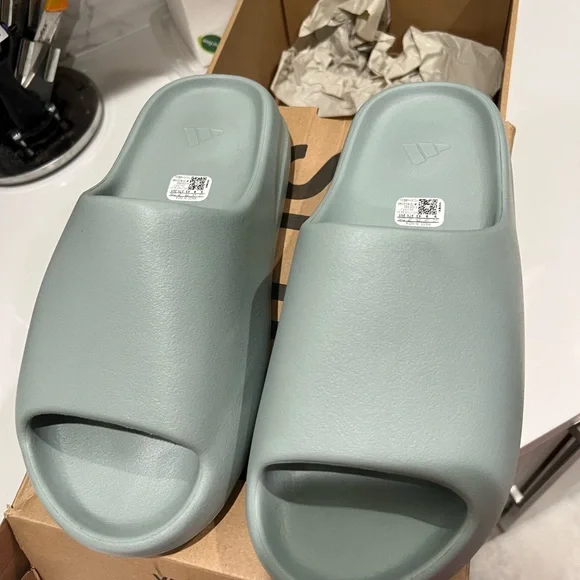 Yeezy Slides ‘Salt’ | Men’s | Salt | Size 9
Dead stock - Picture 7 of 8
